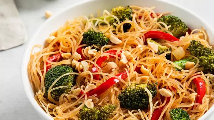 Rice Noodles: यह एक बहुत ही स्वादिष्ट व्यंजन है Rice Noodles: यह एक बहुत ही स्वादिष्ट व्यंजन है