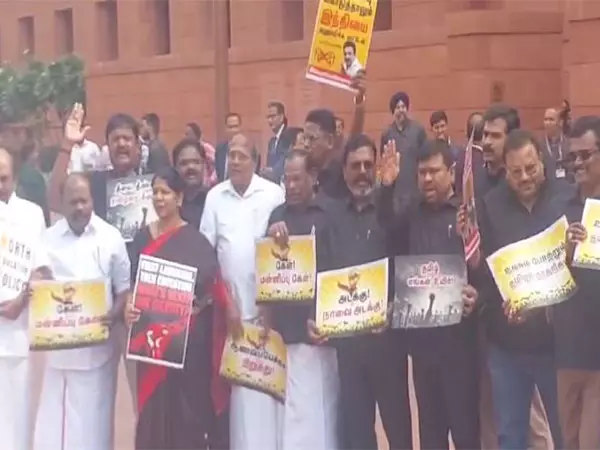 DMK सांसदों ने एनईपी और तीन-भाषा फॉर्मूले को लेकर संसद में विरोध प्रदर्शन किया DMK सांसदों ने एनईपी और तीन-भाषा फॉर्मूले को लेकर संसद में विरोध प्रदर्शन किया