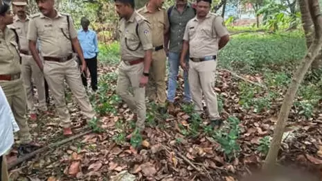 Kollam में चर्च परिसर में सूटकेस में कंकाल के अवशेष मिले Kollam में चर्च परिसर में सूटकेस में कंकाल के अवशेष मिले