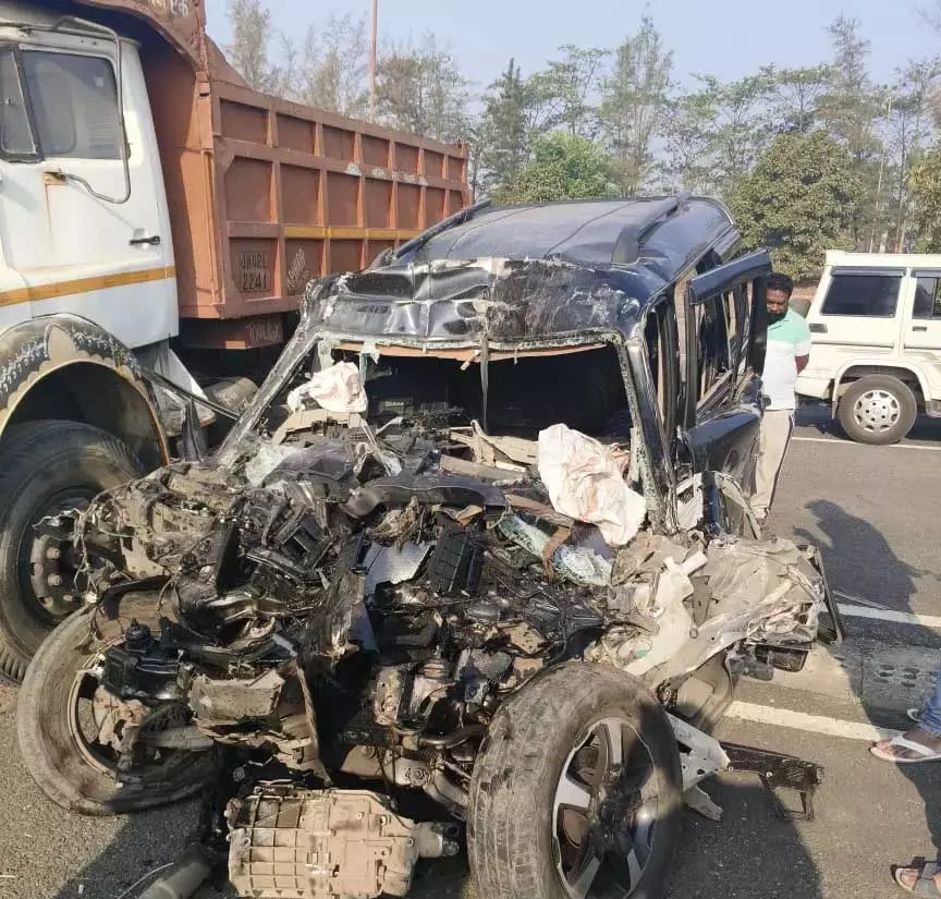 स्कॉर्पियो ने खड़े ट्रक में मारी टक्कर, तीन युवकों की मौत 3 घायल, चीख-पुकार सुनकर आसपास के लोग दौड़े स्कॉर्पियो ने खड़े ट्रक में मारी टक्कर, तीन युवकों की मौत 3 घायल, चीख-पुकार सुनकर आसपास के लोग दौड़े