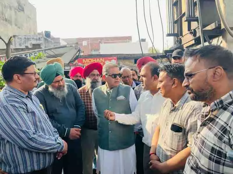 विद्युत इंफ्रा ओवरहाल परियोजना पर काम जारी, MP ने जवाहर नगर में कार्य का निरीक्षण किया विद्युत इंफ्रा ओवरहाल परियोजना पर काम जारी, MP ने जवाहर नगर में कार्य का निरीक्षण किया
