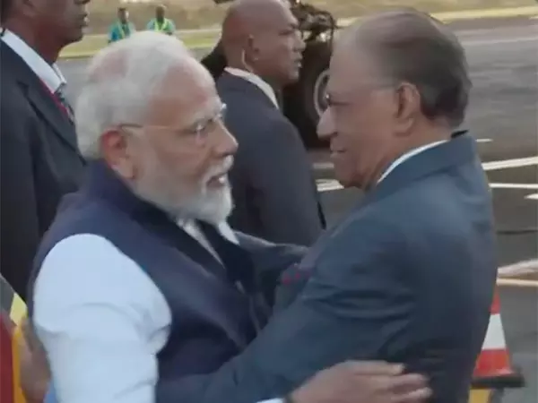 PM Modi मॉरीशस पहुंचे, उनका औपचारिक स्वागत किया गया PM Modi मॉरीशस पहुंचे, उनका औपचारिक स्वागत किया गया