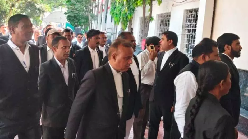 तहसील दफ्तर को दूसरे जगह शिफ्ट करने पर भड़के वकील, कर रहे प्रदर्शन तहसील दफ्तर को दूसरे जगह शिफ्ट करने पर भड़के वकील, कर रहे प्रदर्शन