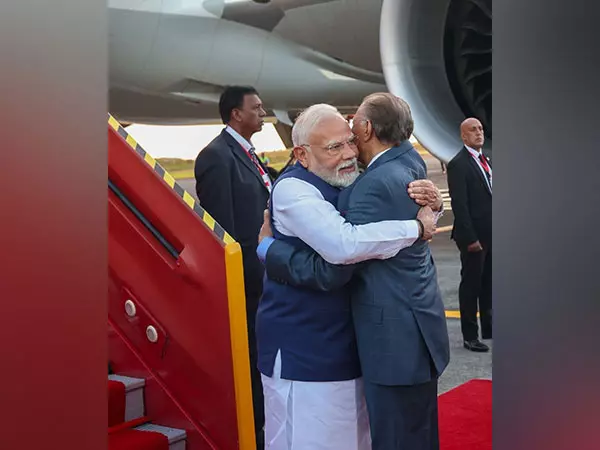 मॉरीशस पहुंचने पर PM Modi ने कहा- मूल्यवान मित्र से मिलने का शानदार अवसर मॉरीशस पहुंचने पर PM Modi ने कहा- मूल्यवान मित्र से मिलने का शानदार अवसर