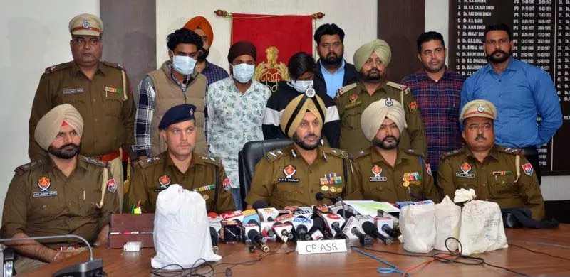 चार किलो हेरोइन के साथ किशोर समेत चार गिरफ्तार चार किलो हेरोइन के साथ किशोर समेत चार गिरफ्तार