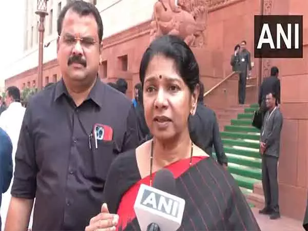 DMK MP कनिमोझी ने लोकसभा में धर्मेंद्र प्रधान की अपमानजनक टिप्पणी के लिए माफी की मांग की DMK MP कनिमोझी ने लोकसभा में धर्मेंद्र प्रधान की अपमानजनक टिप्पणी के लिए माफी की मांग की