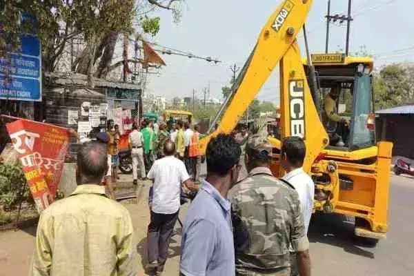 Ranchi: हटिया में अतिक्रमण हटाओ अभियान, कई अवैध निर्माण ध्वस्त Ranchi: हटिया में अतिक्रमण हटाओ अभियान, कई अवैध निर्माण ध्वस्त