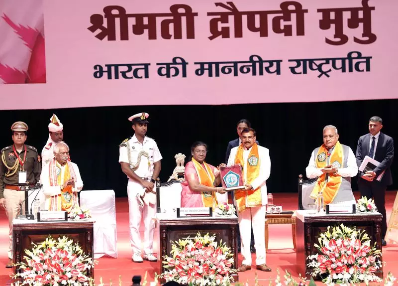 Haryana : दीक्षांत समारोह में राष्ट्रपति ने छात्रों से उद्यमशीलता की मानसिकता अपनाने का आग्रह Haryana : दीक्षांत समारोह में राष्ट्रपति ने छात्रों से उद्यमशीलता की मानसिकता अपनाने का आग्रह