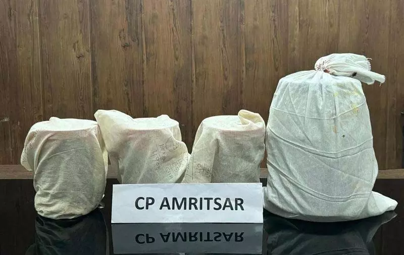 अमृतसर पुलिस ने चार लोगों को गिरफ्तार कर 4 किलो हेरोइन और ड्रग मनी जब्त की अमृतसर पुलिस ने चार लोगों को गिरफ्तार कर 4 किलो हेरोइन और ड्रग मनी जब्त की