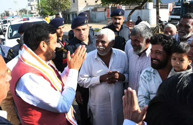 CM सैनी अचानक रोहतक के एक गांव में पहुंचे, ग्रामीणों से मिले CM सैनी अचानक रोहतक के एक गांव में पहुंचे, ग्रामीणों से मिले