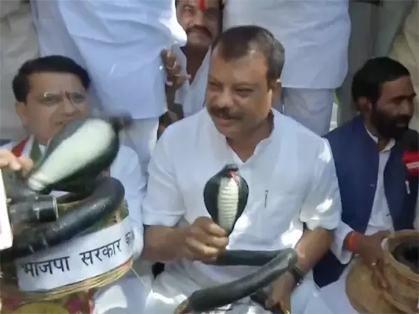 कांग्रेस ने MP विधानसभा के बाहर राज्य सरकार के खिलाफ प्रदर्शन किया कांग्रेस ने MP विधानसभा के बाहर राज्य सरकार के खिलाफ प्रदर्शन किया