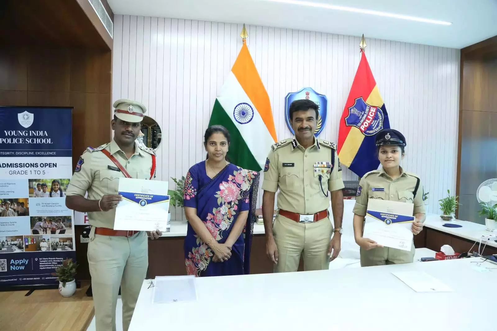 Telangana: आनंद ने दो पुलिसकर्मियों की अच्छी नौकरी के लिए पीठ थपथपाई Telangana: आनंद ने दो पुलिसकर्मियों की अच्छी नौकरी के लिए पीठ थपथपाई
