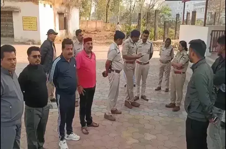 Sidhi: ट्रक और मिनी बस में हुई टक्कर, 8 की मौत Sidhi: ट्रक और मिनी बस में हुई टक्कर, 8 की मौत