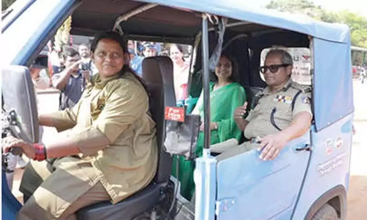 Karnataka: पुलिस कमिश्नर ने महिलाओं को 86 ई-ऑटो वितरित किए Karnataka: पुलिस कमिश्नर ने महिलाओं को 86 ई-ऑटो वितरित किए