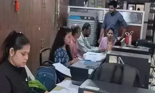 Jabalpur: कलर्क के नाम खुला करोड़ों का घोटाला Jabalpur: कलर्क के नाम खुला करोड़ों का घोटाला