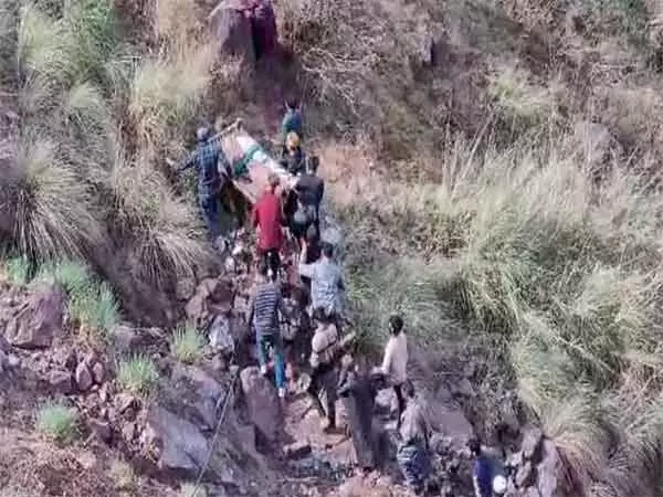 माहोरे में मिनी बस दुर्घटना में 3 की मौत, 10 घायल माहोरे में मिनी बस दुर्घटना में 3 की मौत, 10 घायल