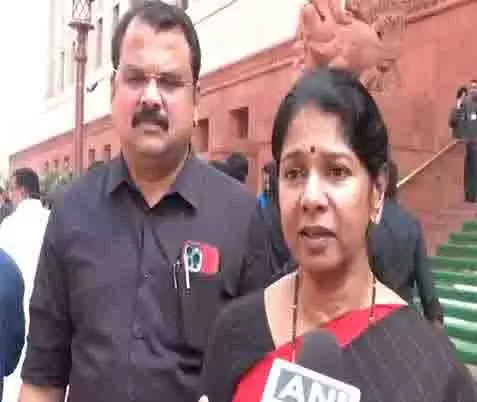 DMK MP कनिमोझी ने लोकसभा में धर्मेंद्र प्रधान की अपमानजनक टिप्पणी के लिए माफी की मांग की DMK MP कनिमोझी ने लोकसभा में धर्मेंद्र प्रधान की अपमानजनक टिप्पणी के लिए माफी की मांग की