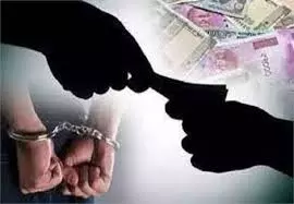 Meerut: 5 हजार की रिश्वत लेते क्लर्क गिरफ्तार Meerut: 5 हजार की रिश्वत लेते क्लर्क गिरफ्तार
