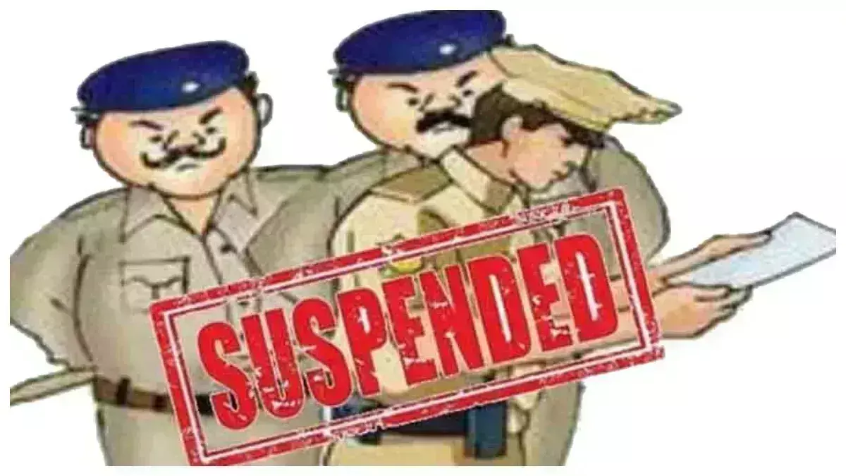 Kaushambi: कुल्हाड़ी से वार कर मां-बेटे को उतारा मौत के घाट, 3 पुलिसकर्मी निलंबित Kaushambi: कुल्हाड़ी से वार कर मां-बेटे को उतारा मौत के घाट, 3 पुलिसकर्मी निलंबित