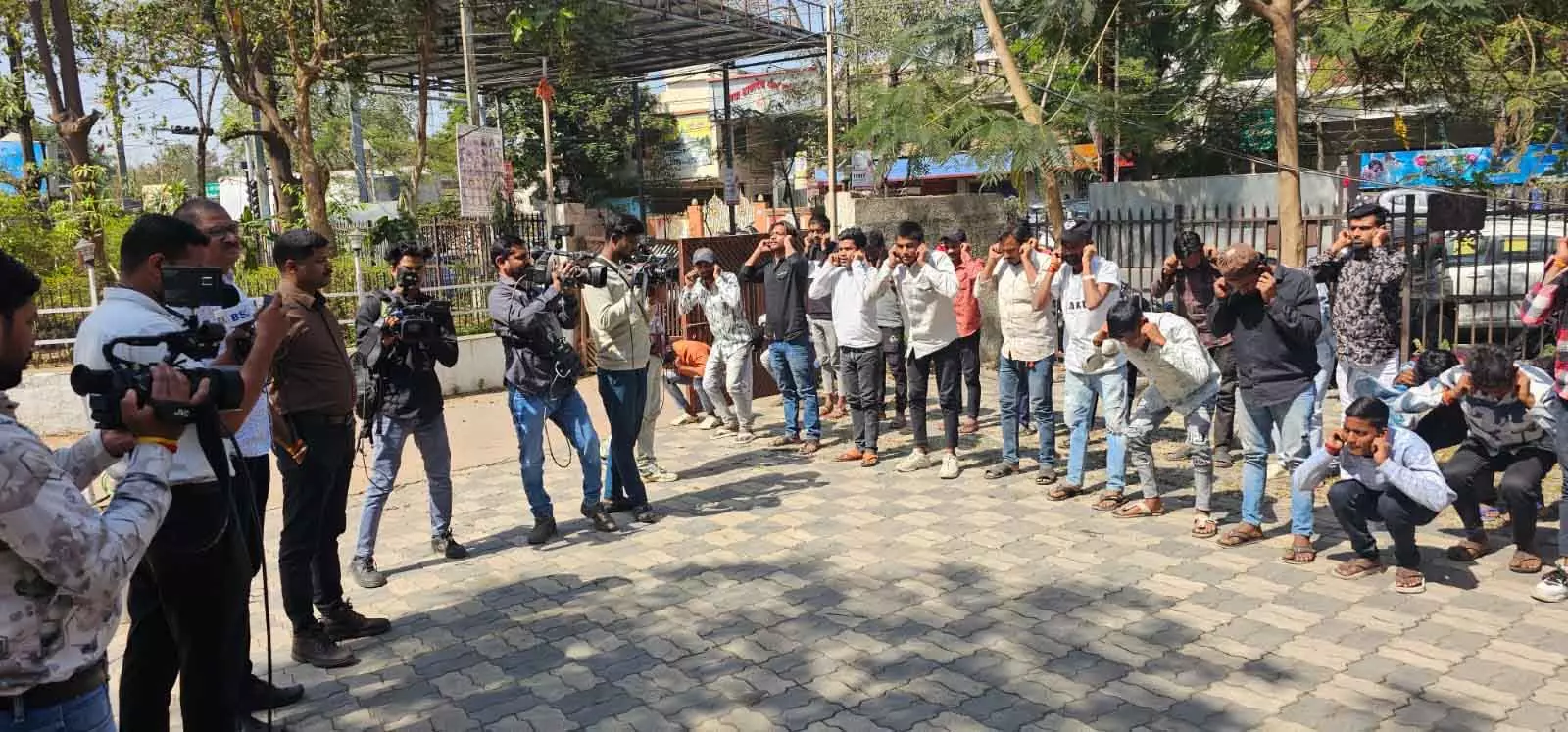 होली में शांति बनाए, क्राईम ब्रांच परिसर में 70 से अधिक बदमाशों को दी गई समझाईश होली में शांति बनाए, क्राईम ब्रांच परिसर में 70 से अधिक बदमाशों को दी गई समझाईश