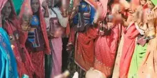 Sirohi: शराब की दुकान को बंद करवाने के लिए धरने पर उतरी महिलाएं Sirohi: शराब की दुकान को बंद करवाने के लिए धरने पर उतरी महिलाएं