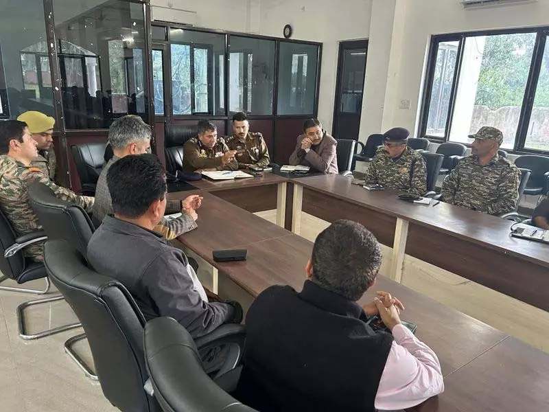 Jammu: सुरक्षा बलों ने स्थानीय लोगों से संदिग्ध गतिविधि की सूचना देने का आग्रह किया Jammu: सुरक्षा बलों ने स्थानीय लोगों से संदिग्ध गतिविधि की सूचना देने का आग्रह किया
