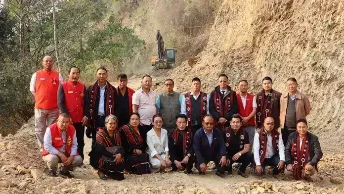 सुमी होहो ने PMGSY सड़क का निरीक्षण किया सुमी होहो ने PMGSY सड़क का निरीक्षण किया