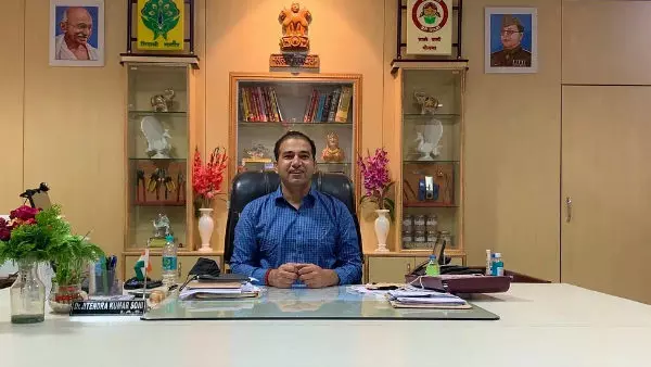 Jaipur: जिला कलेक्टर डॉ. जितेन्द्र कुमार सोनी ने माता यशोदा पुरस्कार से किया सम्मानित Jaipur: जिला कलेक्टर डॉ. जितेन्द्र कुमार सोनी ने माता यशोदा पुरस्कार से किया सम्मानित