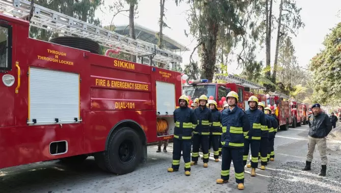 Sikkim अग्निशमन सेवा को 13 नए अग्निशमन वाहनों के बेड़े से बढ़ावा मिला Sikkim अग्निशमन सेवा को 13 नए अग्निशमन वाहनों के बेड़े से बढ़ावा मिला