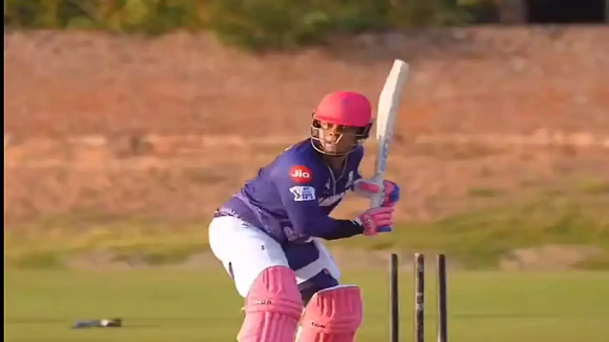 IPL से पहले अभ्यास सत्र के दौरान ट्राइपॉड पर शॉट लगने के बाद शिमरोन हेटमायर की प्रतिक्रिया IPL से पहले अभ्यास सत्र के दौरान ट्राइपॉड पर शॉट लगने के बाद शिमरोन हेटमायर की प्रतिक्रिया