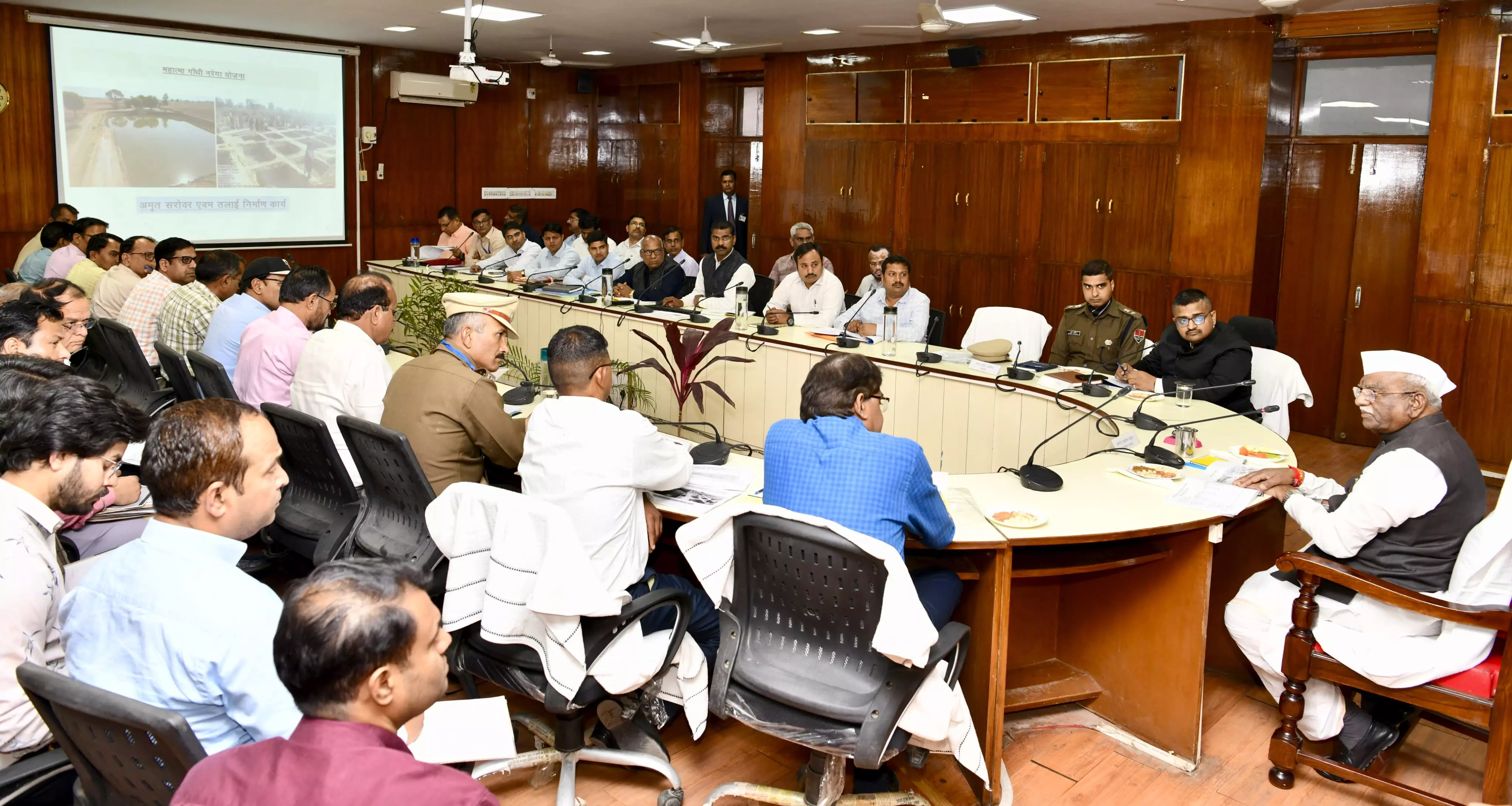 Jaipur: राज्यपाल ने ली जिला स्तरीय अधिकारियों की बैठक Jaipur: राज्यपाल ने ली जिला स्तरीय अधिकारियों की बैठक