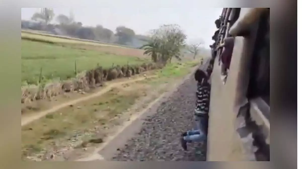 लापरवाही का नतीजा! ट्रेन में स्टंट के चक्कर में बिगड़ा युवक का संतुलन, फिर... लापरवाही का नतीजा! ट्रेन में स्टंट के चक्कर में बिगड़ा युवक का संतुलन, फिर...