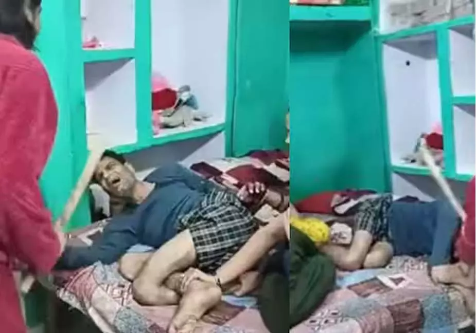 BREAKING: बेटी ने पिता को बेरहमी से पीटा, वीडियो वायरल BREAKING: बेटी ने पिता को बेरहमी से पीटा, वीडियो वायरल