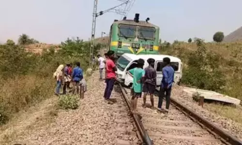 रेलवे क्रॉसिंग में एंबुलेंस से टकराई मालगाड़ी, सवार थे 8 मरीज समेत 10 लोग रेलवे क्रॉसिंग में एंबुलेंस से टकराई मालगाड़ी, सवार थे 8 मरीज समेत 10 लोग