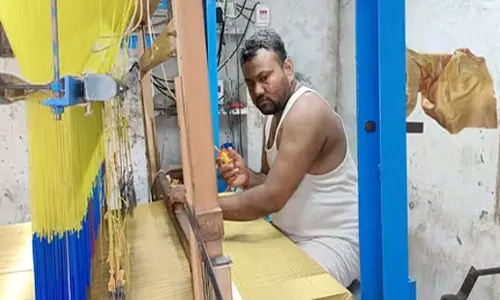 तेलंगाना सरकार ने हथकरघा बुनकरों का एक लाख रुपये का बैंक ऋण माफ करने की घोषणा की