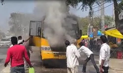 UP News:बच्चों से भरी स्कूल बस सड़क पर आग के गोले में तब्दील