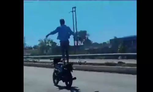 युवक की खतरनाक बाइक स्टंटबाजी का मामला, पुलिस ने निकाली हेकड़ी युवक की खतरनाक बाइक स्टंटबाजी का मामला, पुलिस ने निकाली हेकड़ी