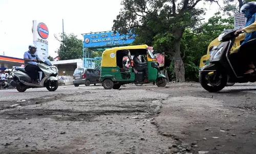पीडब्ल्यूडी अधिकारियों को सड़क के कुछ हिस्सों को गोद लेने का निर्देश पीडब्ल्यूडी अधिकारियों को सड़क के कुछ हिस्सों को गोद लेने का निर्देश
