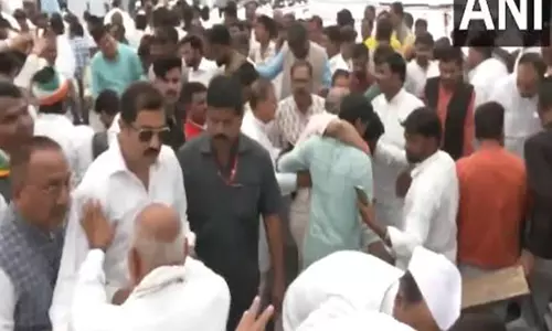 Bhopal में प्रदर्शन के दौरान मंच गिरने से कई कांग्रेस नेता और कार्यकर्ता घायल
