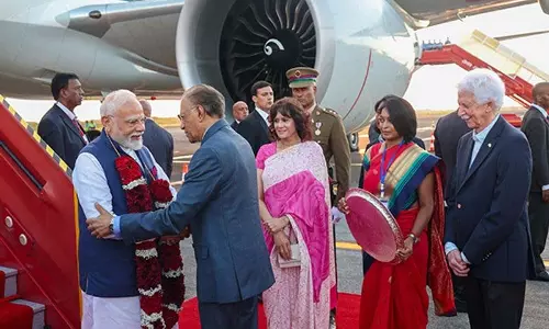 मॉरीशस के प्रधानमंत्री ने 200 गणमान्यों के साथ हवाई अड्डे पर प्रधानमंत्री मोदी का स्वागत किया