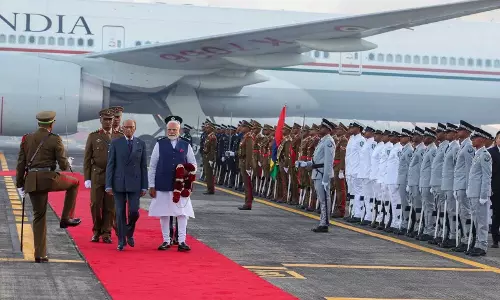 प्रधानमंत्री मोदी मॉरीशस पहुंचे, एयरपोर्ट पर गर्मजोशी से हुआ स्वागत