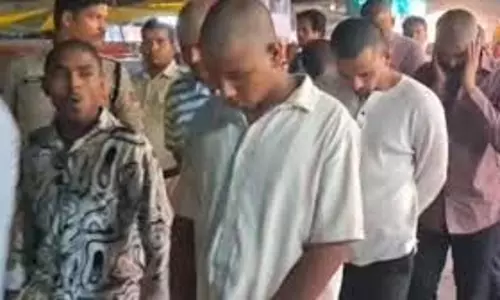 MP News: क्रिकेट मैच में जीत को लेकर कर रहे थे हंगामा, पुलिस ने पकड़कर गंजा कर घुमाया