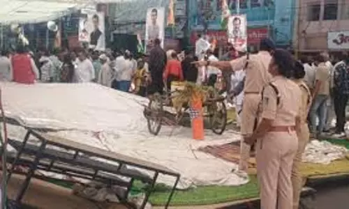 Madhya Pradesh : कांग्रेस का प्रदर्शन, मंच गिरा, 7 नेता घायल Madhya Pradesh : कांग्रेस का प्रदर्शन, मंच गिरा, 7 नेता घायल