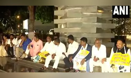 Congress विधायकों ने महिलाओं के खिलाफ अपराधों में वृद्धि के खिलाफ विधानसभा परिसर में प्रदर्शन किया Congress विधायकों ने महिलाओं के खिलाफ अपराधों में वृद्धि के खिलाफ विधानसभा परिसर में प्रदर्शन किया