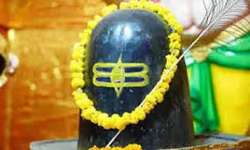 Pradosh Vrat 2025: आज आखिरी प्रदोष व्रत, इन चीजों से करें शिवलिंग का अभिषेक
