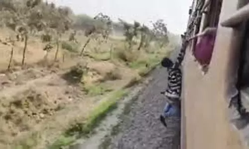 UP News: चलती ट्रेन में स्टंट करते समय गिरा युवक, बाल-बाल बची जान