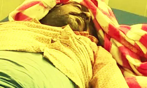 घर में बिजली गुल होने पर खंभे में चढ़ा युवक, करंट से मौत
