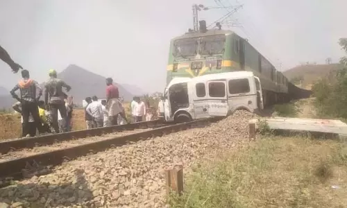 ओडिशा में मालगाड़ी ने एंबुलेंस को टक्कर मारी, 100 मीटर तक घसीटती चली गई