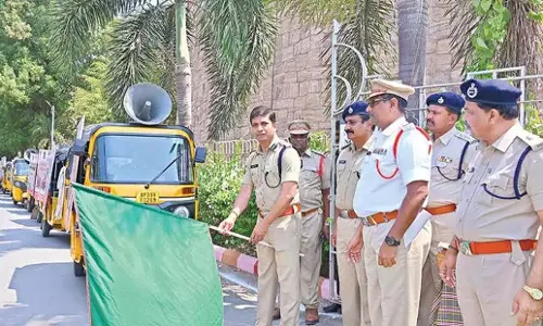 Andhra: एसपी ने हेलमेट जागरूकता ऑटो रैली को हरी झंडी दिखाकर रवाना किया