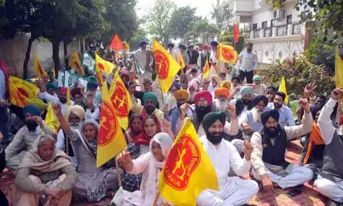 किसानों ने Amritsar-Tarn Taran में आप विधायकों, मंत्रियों के आवासों के बाहर विरोध प्रदर्शन किया